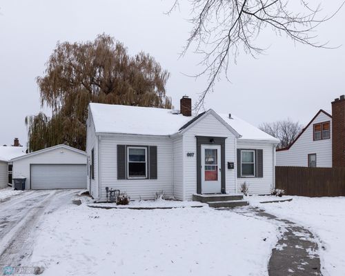 607 11th Street N, Moorhead, MN, 56560 | Card Image