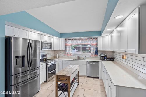 6951 1st St, Tucson, AZ, 85710-1221 | Card Image