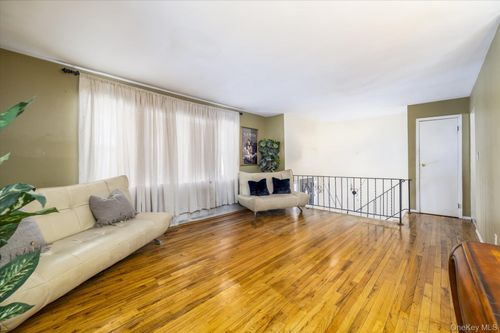 143 Wellington Rd, Elmont, NY, 11003-1415 | Card Image