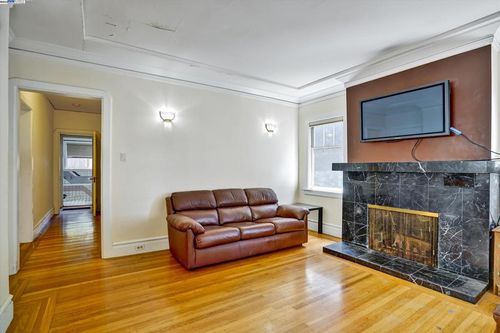 5378 Broadway, Oakland, CA, 94618-1428 | Card Image