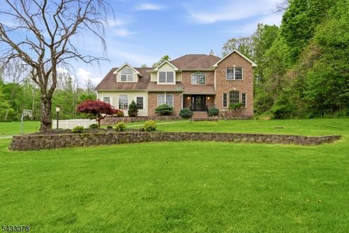 9 Valley Manor Dr, Sparta, NJ, 07871-3318 | Card Image