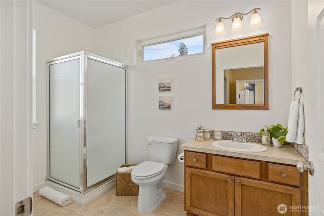 Bright and cheerful primary en-suite bathroom. | Image 16