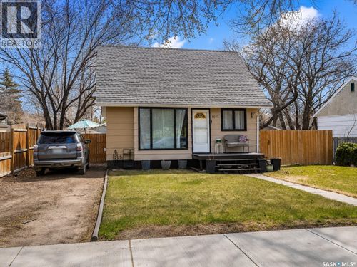 1075 8th Ave Nw, Moose Jaw, SK, S6H4G2 | Card Image