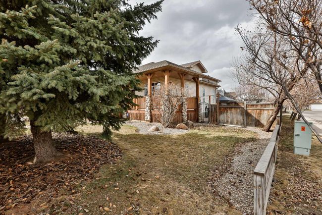 39 Grand River Boulevard W, Home with 4 bedrooms, 3 bathrooms and 4 parking in Lethbridge AB | Image 4