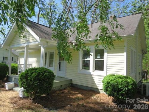 736 Country Club Dr, State Road, NC, 28676-8911 | Card Image