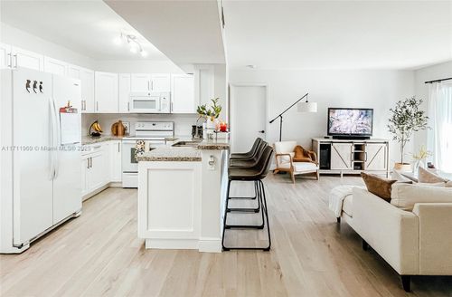 apt-203-200 Palm Cir W, Pembroke Pines, FL, 33025-1173 | Card Image