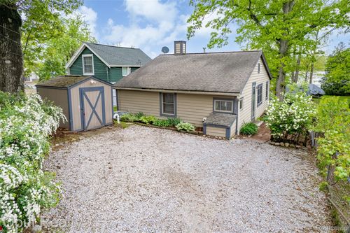 11134 Patterson Lake Dr, Pinckney, MI, 48169-9745 | Card Image