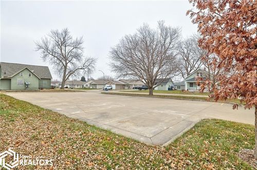 309 & 322 South Street, Pella, IA, 50219 | Card Image