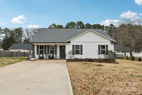 2416 Brookmeade Dr, Albemarle, NC, 28001-6701 | Card Image
