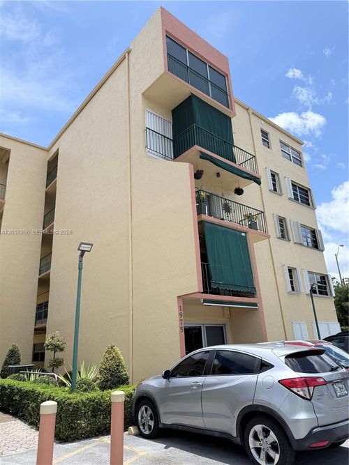 401-1975 W 44th Pl, Hialeah, FL, 33012-8412 | Card Image
