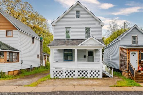 11 Farrer St, Parry Sound, ON, P2A1K7 | Card Image