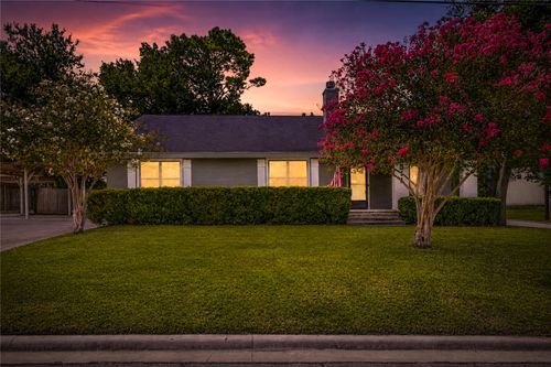 511 W Valverde St, Brenham, TX, 77833-4553 | Card Image