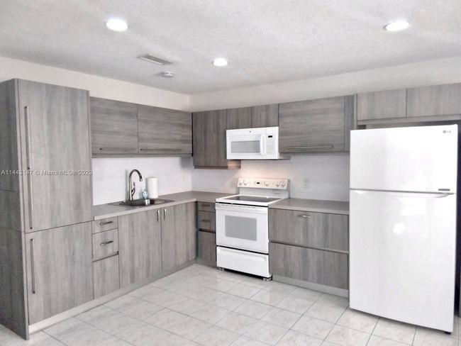 0 - 3304 Sw 23rd St, Home with 3 bedrooms, 2 bathrooms and null parking in Miami FL | Image 8