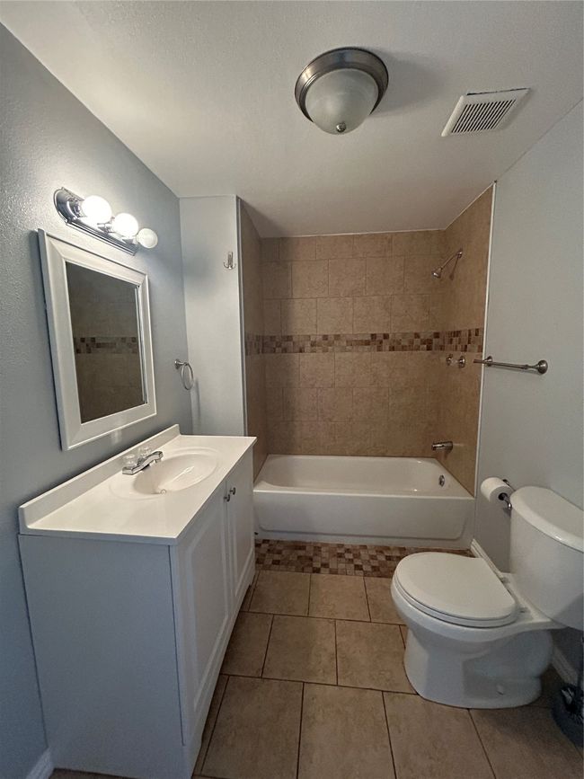 Bathroom 2 | Image 17