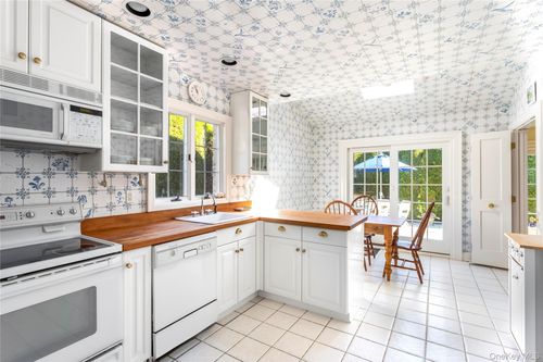 apt-17-520 Hampton Rd, Southampton, NY, 11968-3081 | Card Image