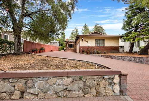3255 Montrose Ave, Glendale, CA, 91214-3340 | Card Image