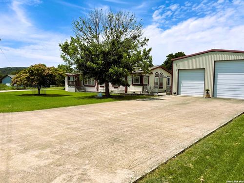 460 Faurie Rd, Lakehills, TX, 78063-4601 | Card Image