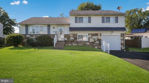 1075 Roberts Rd, WARMINSTER, PA, 18974-2717 | Card Image