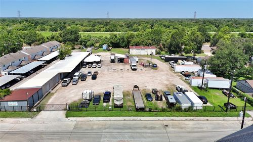 1915 Sherwood Forest St, Houston, TX, 77043-2701 | Card Image