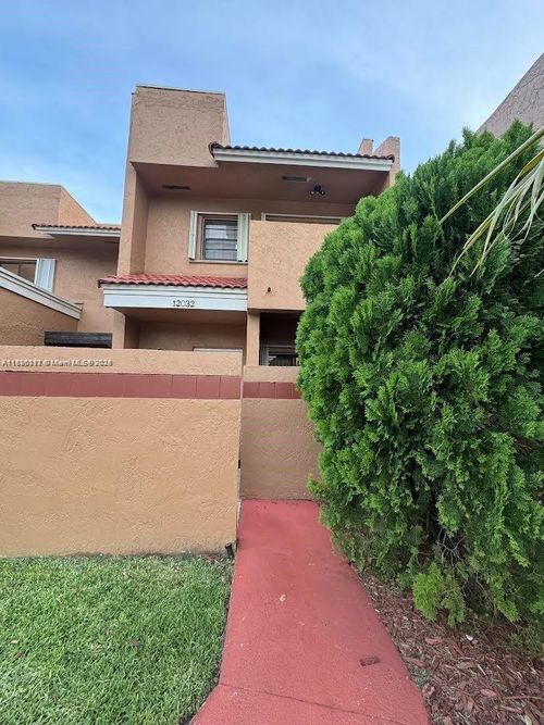 12032 S Las Palmas Dr, Pembroke Pines, FL, 33025-3701 | Card Image
