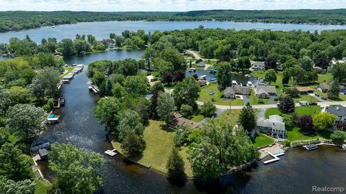 1165 Camelot Dr, Pinckney, MI, 48169-9034 | Card Image