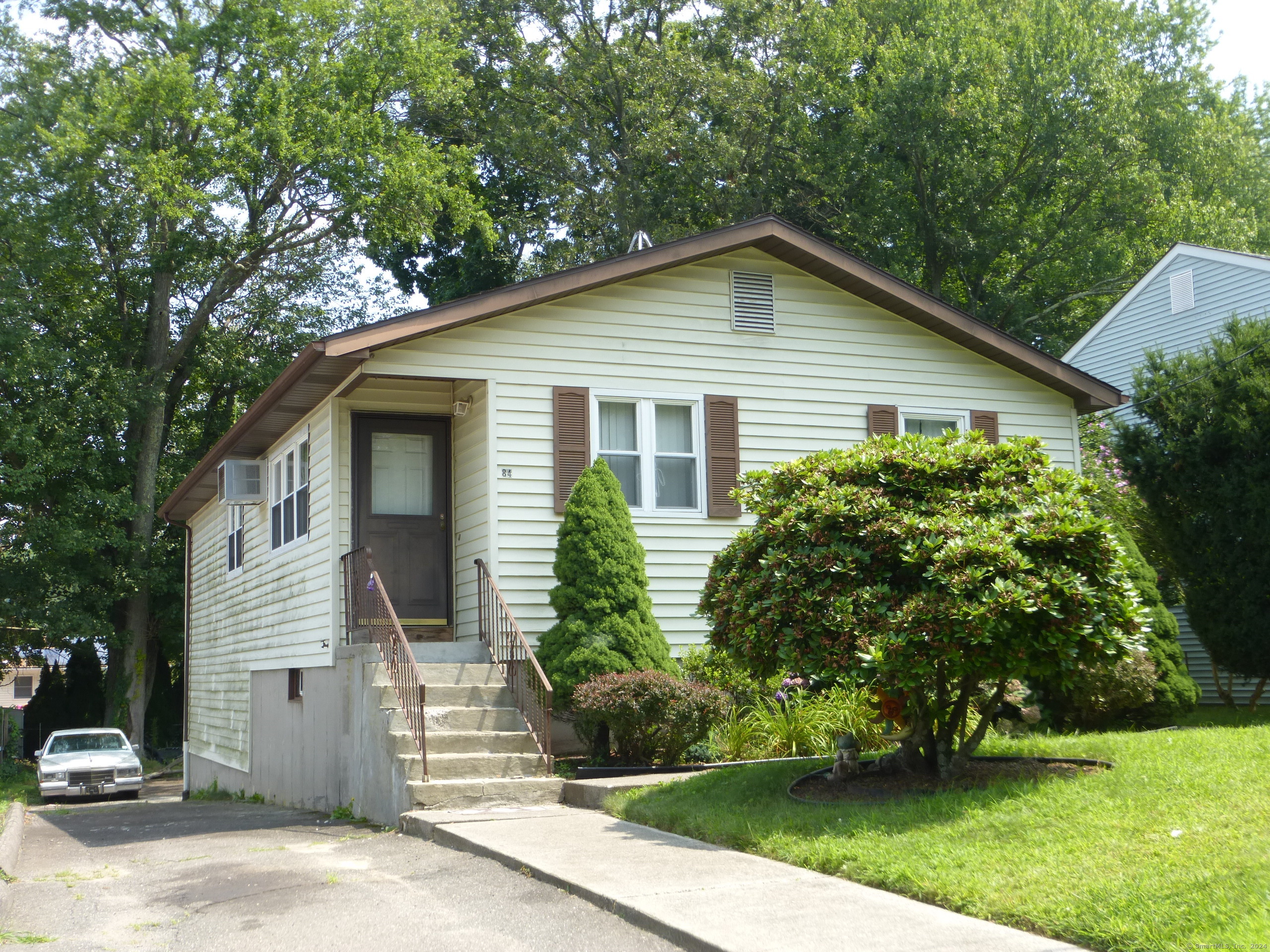Brentwood Ave, Waterbury, CT 06705