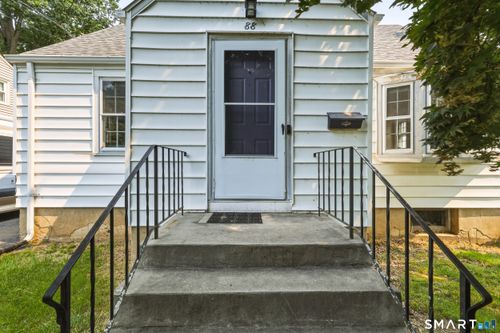 88 Englewood Ave, West Hartford, CT, 06110-1122 | Card Image