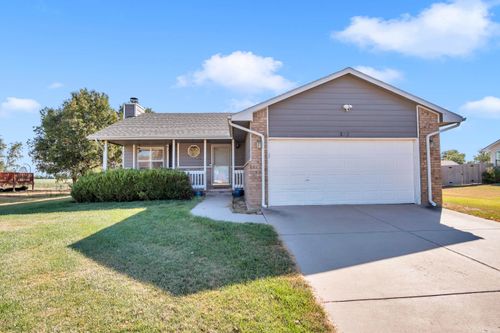 517 Clover Ln, Hesston, KS, 67062-9407 | Card Image