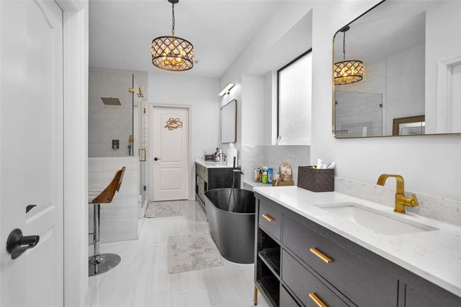 Primary ensuite bathroom. | Image 22