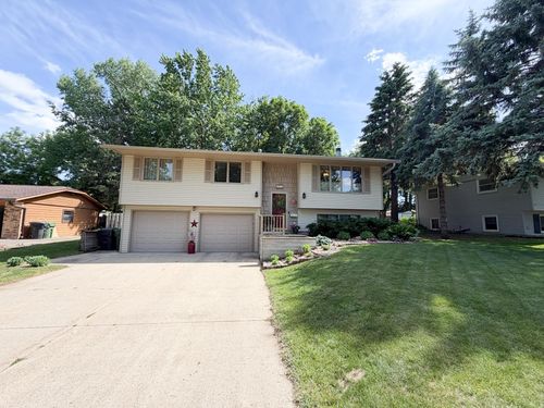 1925 Driftwood Ave, Worthington, MN, 56187-1405 | Card Image
