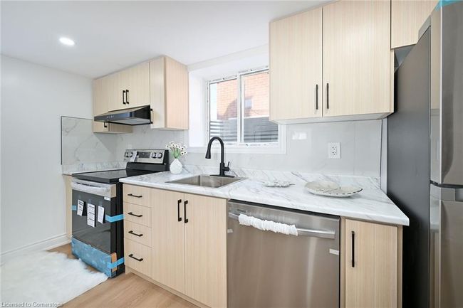812 10 Th Ave, House other with 5 bedrooms, 2 bathrooms and 5 parking in Hamilton ON | Image 33