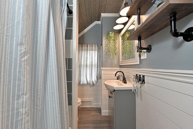 FULL BATHROOM UPPER | Image 19