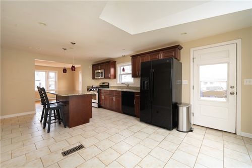 67 Cameron St, Pawtucket, RI, 02861-1713 | Card Image