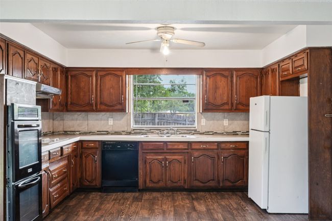 338 S Stewart Ave, Home with 6 bedrooms, 4 bathrooms and 4 parking in Lancaster TX | Image 11