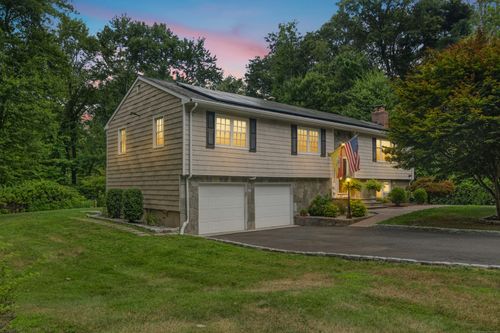 40 Winthrop Pl, Monroe, CT, 06468-2539 | Card Image