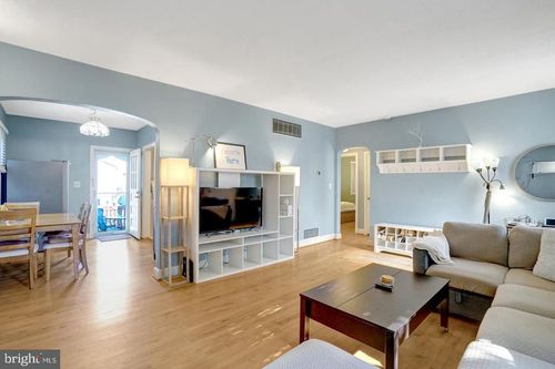 1404 N Roosevelt St, Arlington, VA, 22205-1879 | Card Image