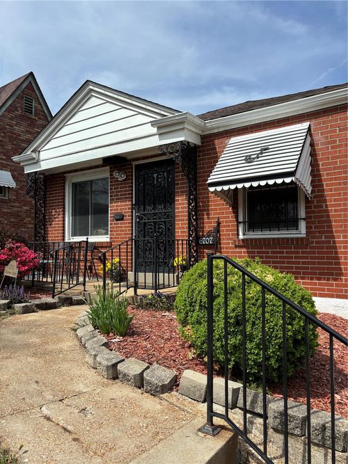 6707 Kenwood Dr, Saint Louis, MO, 63121-3130 | Card Image
