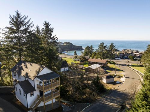 640 Lillian Ln, Depoe Bay, OR, 97341-9689 | Card Image