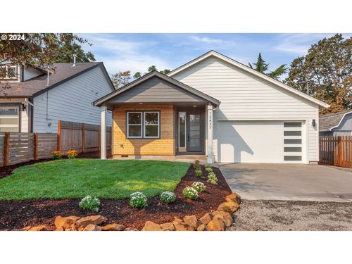 12437 Se 24th Ave, Milwaukie, OR, 97222-7923 | Card Image