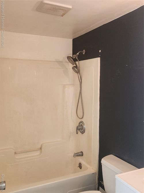 5748 Graves St, Waterford, MI, 48327-1907 | Card Image