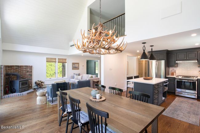 dining area | Image 7