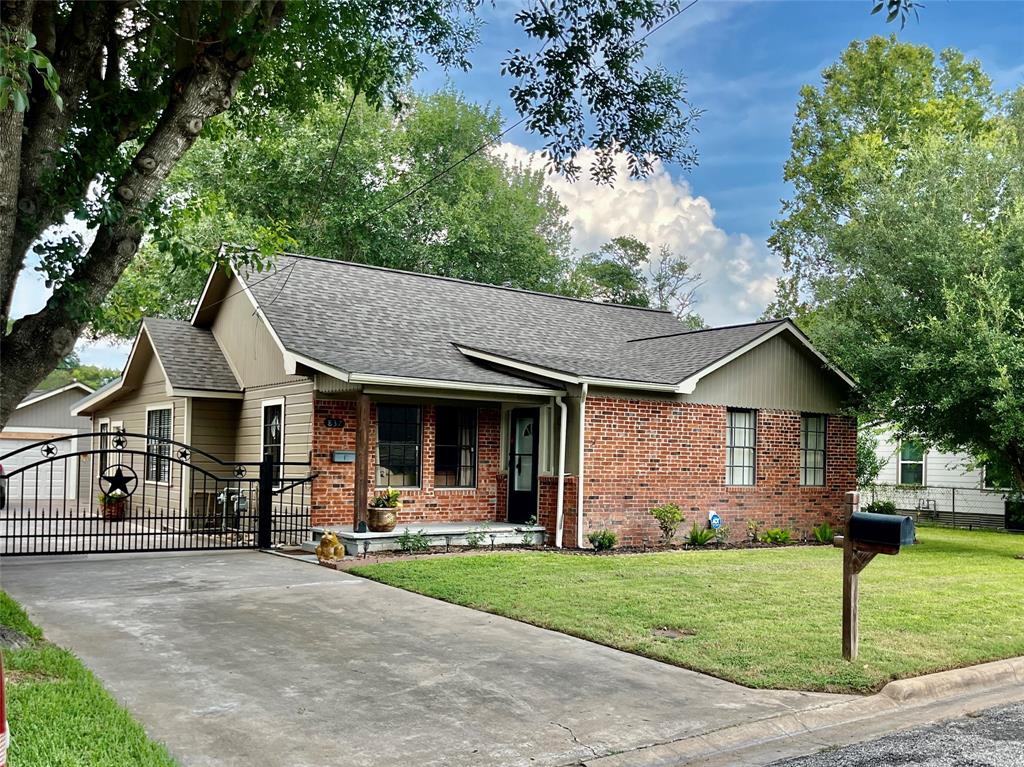 Franklin St, LA Grange, TX 78945