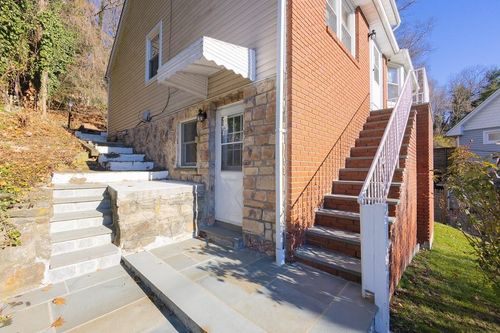 11 Cedar St, Valhalla, NY, 10595-1915 | Card Image