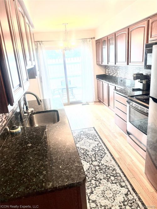 7633 Woodview Dr, Waterford, MI, 48327-4178 | Card Image