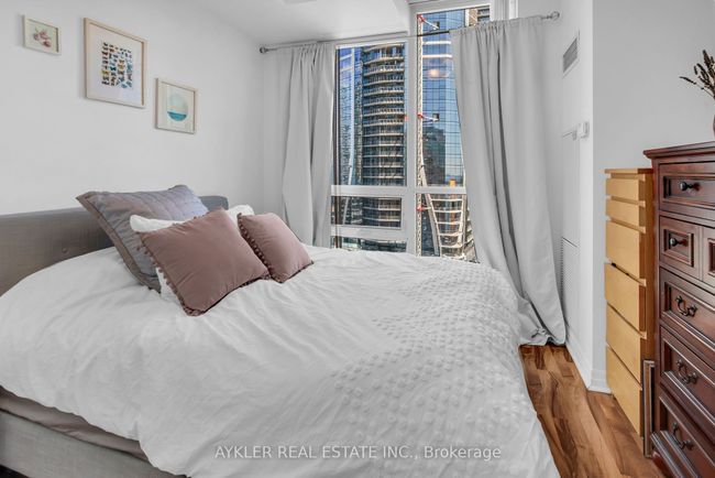 2404 - 12 Yonge St, Condo with 3 bedrooms, 2 bathrooms and 1 parking in Toronto ON | Image 22