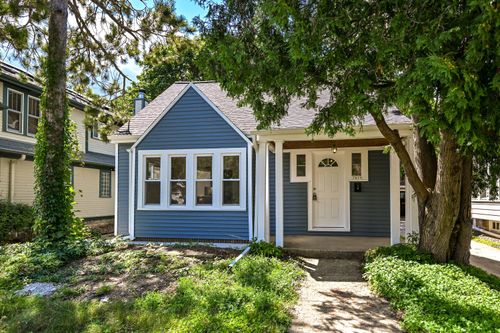 7939 Hillcrest Dr, Wauwatosa, WI, 53213-2136 | Card Image