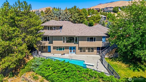 323 Stoneybrook Ln, Wenatchee, WA, 98801-9049 | Card Image