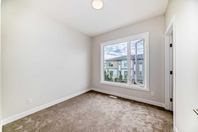 214 Shawnee Square Sw, Townhouse with 2 bedrooms, 3 bathrooms and 3 parking in Calgary AB | Image 32