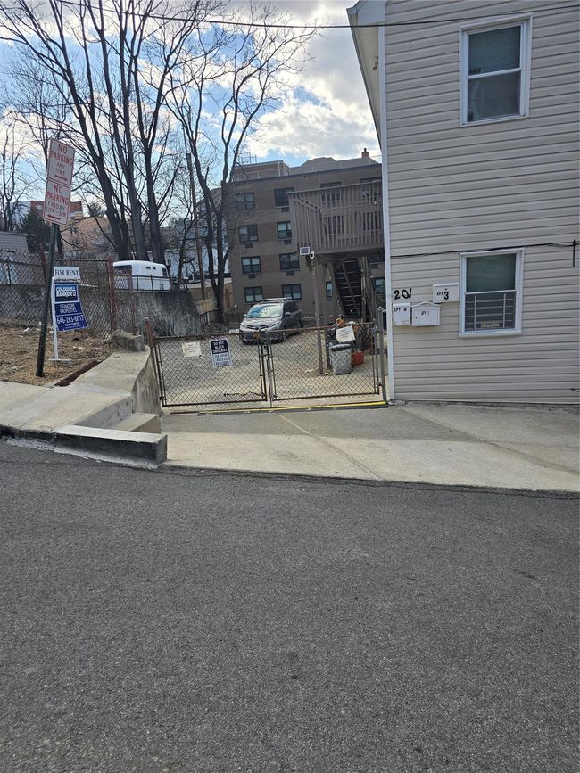 APT-3 - 201 Oak St, Home with 3 bedrooms, 2 bathrooms and null parking in Yonkers NY | Image 5