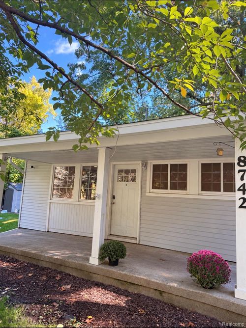 8742 Thendara Blvd, Clarkston, MI, 48348-3362 | Card Image